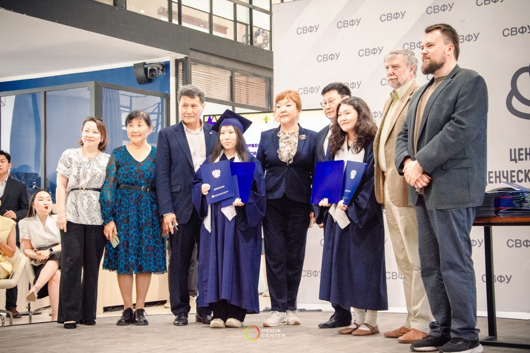 Иллюстрация к новости: ВШЭ и СВФУ выпустили первых бакалавров по программе двойного диплома «Экономика и анализ данных»